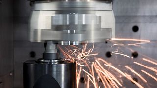 Das Rotationsdrehverfahren generiert fein bearbeitete, drallfreie Oberflächen und ersetzt aufwendige Schleifoperationen. Hinsichtlich der Bearbeitungszeit entsteht ein Einsparpotenzial bis 77 %. (Bild: Weisser)