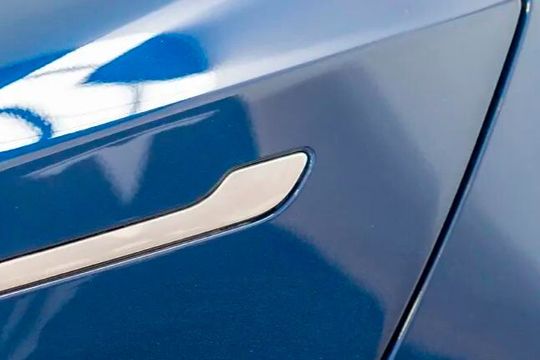 Versenkbare Türgriffe sind ein Hit bei Tesla-Modellen. Doch in China warnt man vor Funktionsmängeln. Deshalb müssen rund drei Millionen Teslas verschiedener Art in die Werkstatt. Leider ist das derzeit nicht der einzige Makel, den Peking kritisiert ...(Bild:  Tesla)
