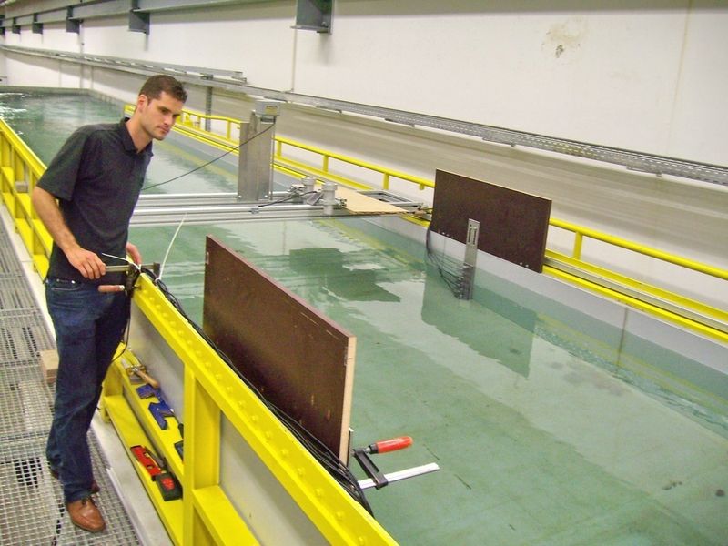 Die Anordnung der Sensoren im 45°-Winkel an den Außenwänden des Gerinnes des Universitätsinstituts  (Bild: systec Controls)
