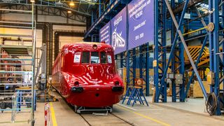 Der Slowakische Pfeil hatte seinerzeit neben eindrucksvoller Technik auch ein spektakuläres Aussehen: knallrot mit vorgeschobener Nase.  (Lapp)