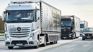 Auch Mercedes lässt Lkw autonom und vernetzt im Konvoi fahren. (Foto: Daimler)