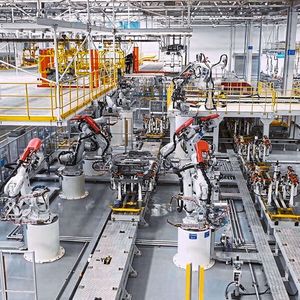 Im Karosseriebau verrichten die Roboter hauptsächlich Arbeiten wie Punkt- und Lichtbogenschweißen, das Dosieren sowie die Handhabung der Fahrzeugkarosserien. (Bild:  ABB)