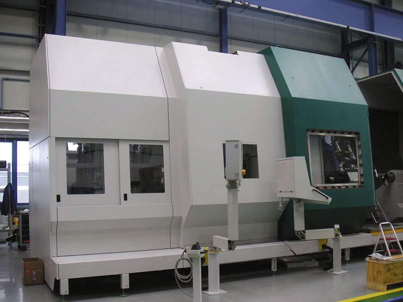 Mit dem von igus vorgestellten Hybrid-Linearlager wird die Antriebskraft gesenkt bei Türverstellungen per Hand, so zum Beispiel (Bild) bei Werkzeugmaschinen. (Archiv: Vogel Business Media)