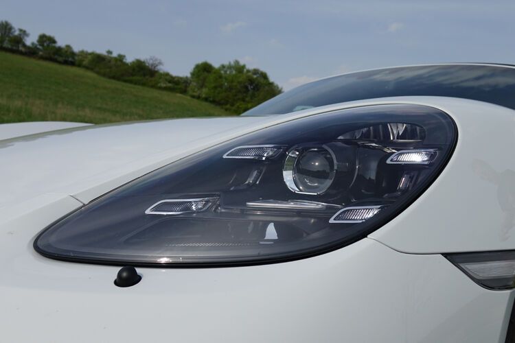 Die vier Tagfahrleuchten im Scheinwerfer gehören mittlerweile zum Auftritt aller Porsche-Modelle. (Bild: Schreiner/»kfz-betrieb«)
