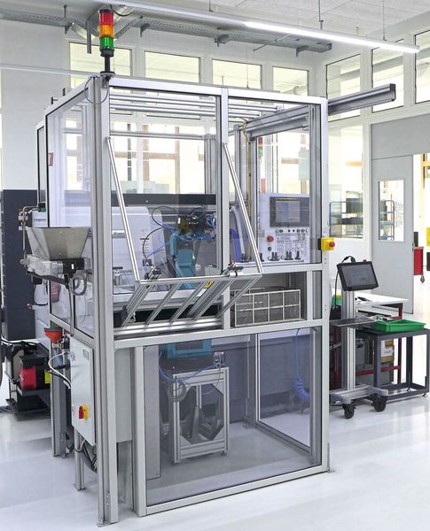 Mit dieser Miyano BNA-42CY5 bearbeitet Eberle Spritzguss-Kunststoffteile und Edelstahlklingen auf einer Anlage. (Bild: KSKOMM)