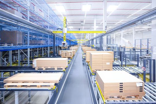 SSI Schäfer ist ein global agierender Spezialist für die Intralogistik. Hier sieht man einen Kommissionierungsprozess per Portalroboter. Aber obwohl die Logistikbranche eigentlich boomt, muss das Unternehmen Rückgänge verzeichnen. Hier ein Bericht von SSI Schäfer zur Lage. SSI Schäfer ist ein global agierender Spezialist für die Intralogistik. Hier sieht man einen Kommissionierungsprozess per Portalroboter. Aber obwohl die Logistikbranche eigentlich boomt, muss das Unternehmen Rückgänge verzeichnen. Hier ein Bericht von SSI Schäfer zur Lage.