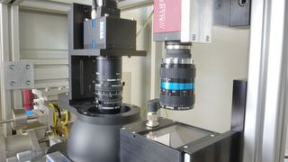 Bild 1: Etwa 200 Teile pro Minute werden in der Prüfzelle VVC 610 auf einwandfreie Qualität geprüft. Neben der klassischen Bildverarbeitung liefert die Bildverarbeitung mit trevista weitere wichtige Qualitätsinformationen. (Bild: Vester Elektronik)