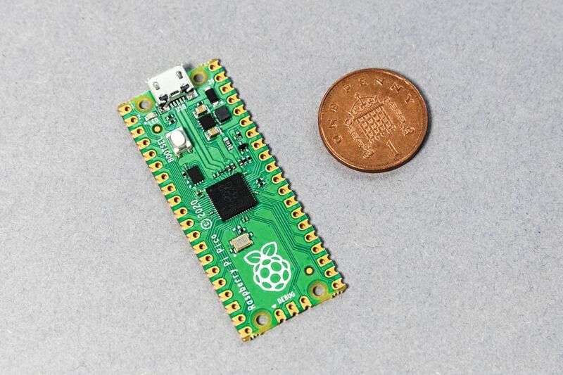 Raspberry Pi Pico: Das Mikrocontrollerboard misst 51,3 x 21 x 3,9 mm. Herz ist der Chip RP2040. (Bild: Reichelt Elektronik)