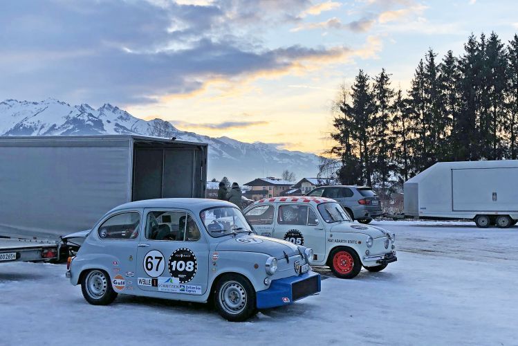 Nicht bei Rallyes, aber auf vielen Rennstrecken waren der Fiat 600/770 und vor allem seine Abarth-Derivate wie der 850 TC eine feste Größe. Die kleinen Flitzer brachten so manchen Fahrer eines deutlich größeren/leistungsstärkeren Fahrzeugs in die Bredouille. (Bild: Matthias Knödler)