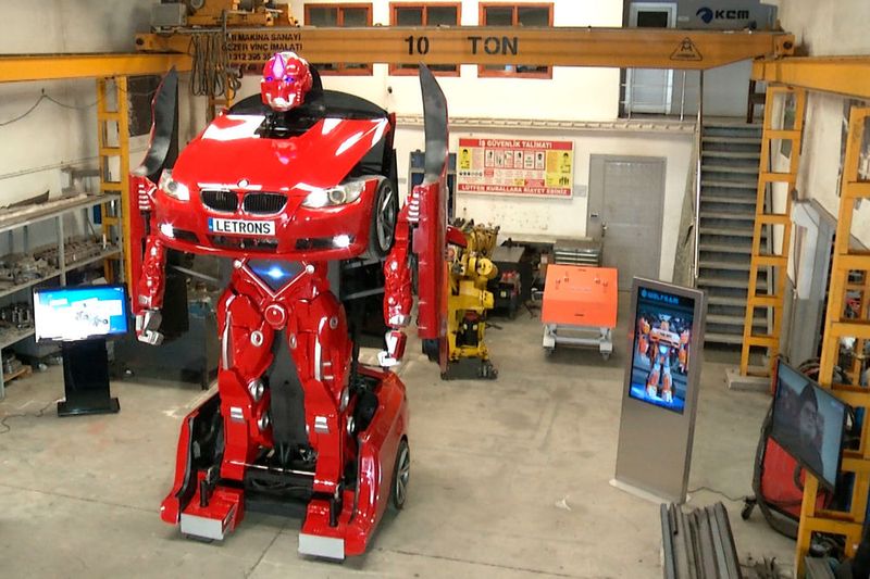... bis er sich aufrichtet und zu einem Roboter mutiert. Gebaut wurde der Real-Life-Transformer vom türkischen Start-up Letrons. (Bild: Letrons)
