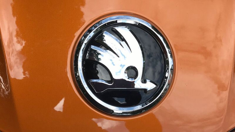 Licht und Schatten: Skoda ist dabei, aus der Halbleiterkrise zu fahren. Dennoch sinkt der Absatz in Deutschland das dritte Jahr in Folge. Und auch das Agenturmodell beschäftigt den Handel. Auf der Tagung des Skoda-Partnerverbands gab es viele Diskussionsanlässe.(Bild:  Grimm – »kfz-betrieb«)