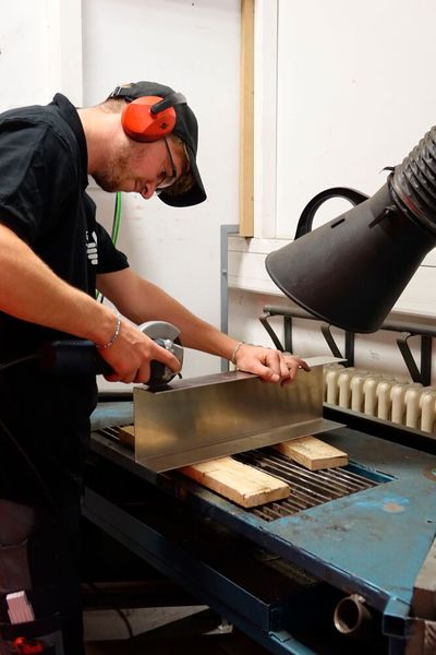 Yorck Krug (Karosserie- und Fahrzeugbautechnik) beim „sägen“ mittels Winkelschleifer. (Bild: Dominsky – VCG)