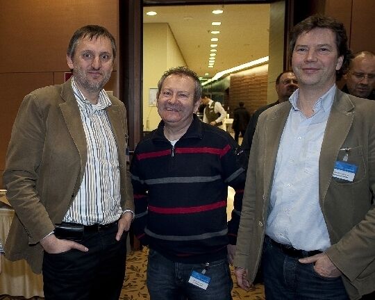 Hier trifft man sich wieder: Michael Kuttig, Kuttig Electronic sowie Klaus Rockstroh und Olaf Davidsmeyer von der Firma Eurocircuits  (Archiv: Vogel Business Media)