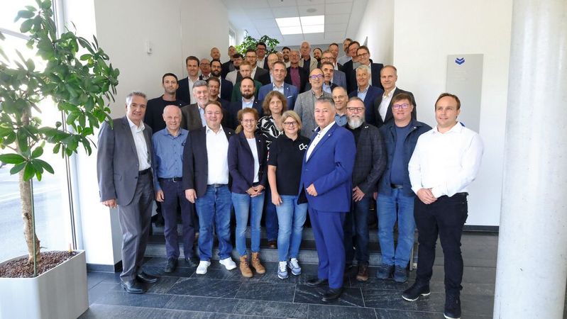 Mitglieder und Gäste der Bundesfachgruppe freie Werkstätten trafen sich am  13. Oktober in Würzburg zu ihrer turnusmäßigen Tagung. (Bild:  Zietz – VCG)