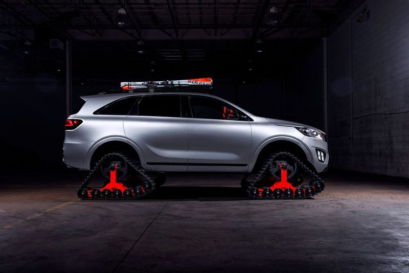 Mit diesen Gummiketten-Füßen der Marke Dominator erlangt der Sorento eine Kletterkompetenz auf dem Niveau von Pistenraupen. (Kia)