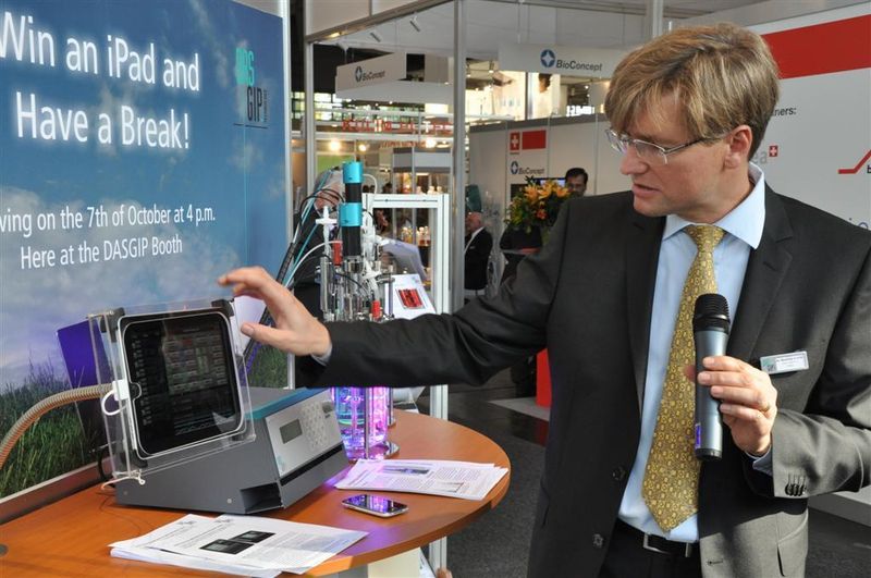 Mit der Dasgip iApp für das iPad können Anwender alle relevanten Prozessgrößen in bis zu 16 parallel laufenden Reaktoren an verteilten Standorten online überwacht und kontrolliert werden. Dr. Matthias Arnold, Vorstand Technik, zeigt am Messestand, wie sich Bioreaktorsysteme damit schnell und einfach bedienen lassen.  (Bild: M.Henig/LaborPraxis)