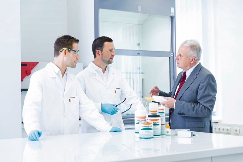 Mit der herstellerunabhängigen Beratung finden die Experten bei Ruderer Klebetechnik die optimale Klebstoff-Lösung für anspruchsvolle industrielle Anwendungen. (Ruderer Klebetechnik)