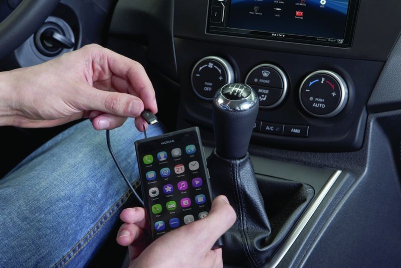 Zwei Geräte können gleichzeitig über USB-Ports an das Auto-Unterhaltungssystem angeschlossen werden. (Archiv: Vogel Business Media)