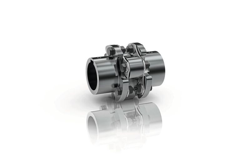 Die Lamellenkupplung als doppelkardanische Ausführung verbindet die zwei Kupplungsnaben mit Passfedernut über Buchsen und hochfeste Schrauben mit den Lamellenpaketen und der Verbindungsplatte. (R+W Antriebselemente)