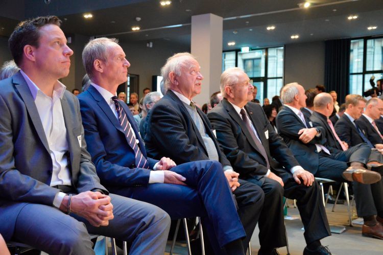 Mit im Publikum waren auch ZDK-Präsident Jürgen Karpinski (Mitte), ZDK-Ehrenpräsident Bernhard Enning, Ford-Deutschlandchef Wolfgang Kopplin und Lars Buchholz von der Autohausgruppe Euler (BMW & Mini, links). (Achter / »kfz-betrieb«)