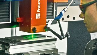 Alfredo Aguilar, Wissenschaftler im Team Oberflächenfunktionalisierung am Fraunhofer-IWS, bedient das weltweit größte 3D-DLIP-System, das seinen Standort an der TU Dresden hat. (Fraunhofer-IWS)