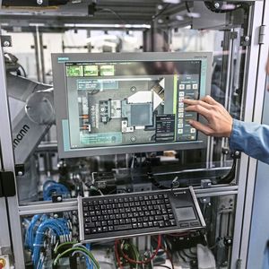 Überwachung der Roboterzelle mit dem SIMATIC HMI-Panel.