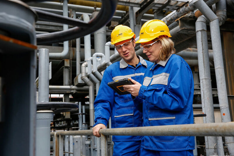 BASF-Mitarbeiter erhalten durch industriespezifische Tablets Zugriff auf digitale Informationen. (BASF)
