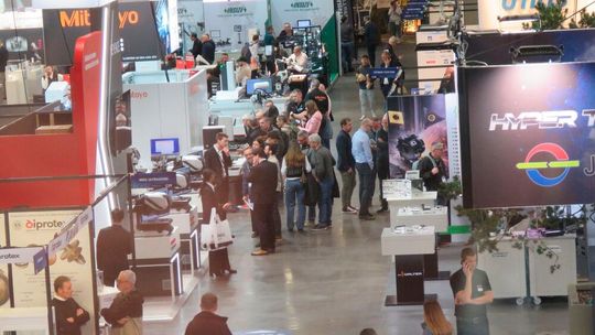 Le flux de visiteurs du SIMODEC 2026 a été croissant entre le lundi et le jeudi, avec son apogée le soir de la nocturne. (Source :  simodec@rochexpo.com)