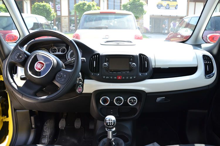 Der Armaturträger ist abhängig von der Karosseriefarbe schwarz, weiß, grau oder capuccinobeige lackiert. (Foto: Mauritz)