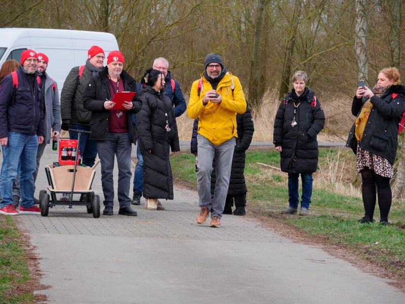 Frank Markert (MSI) nimmt Anlauf unter den Augen von Jörg Fessel (Agando). (Bild: Agando/Source IT Distribution GmbH)