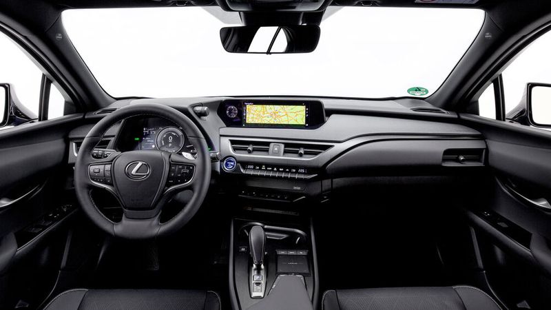 Das Cockpit ist klar fahrerorientiert. Für ein Elektroauto gibt es ziemlich viele Schalter. (Bild: Lexus)