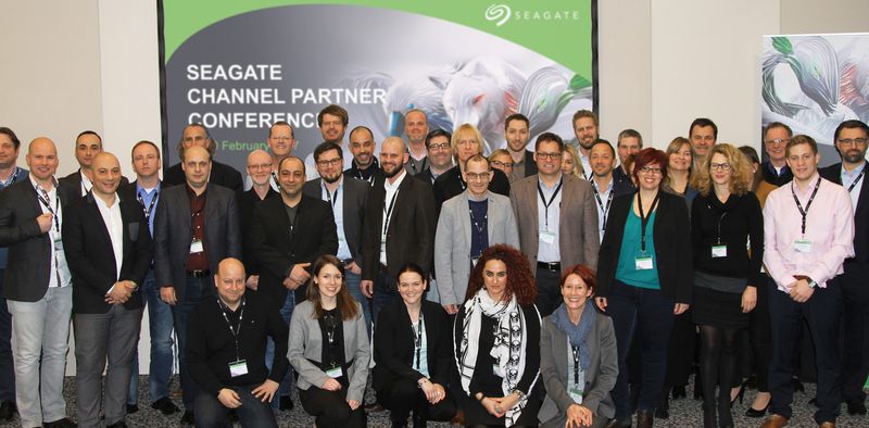 Außer einer Person sind hier alles Storage Spezialisten. (Bild: IT-BUSINESS)