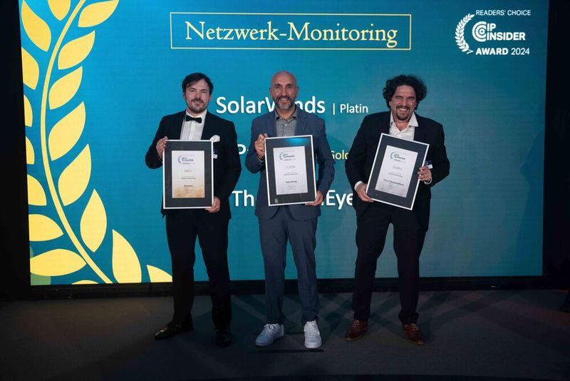 In der immer wichtiger werdenden Kategorie „Netzwerk-Monitoring“ gehen die Auszeichnungen in diesem Jahr an Maximilian Bauer (Gold für Paessler), Alexandre Estevao (Platin für SolarWinds) und Martin Lambert (Silber für Cisco ThousandEyes). (Bild: Manuel Emme Fotografie)