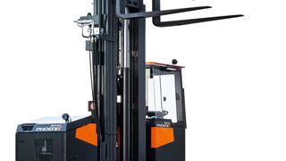 Als Flaggschiff-Produktreihe ist der Elektro-Mehrwege-Seitenstapler „PhoeniX“ in Stuttgart am Start. Er kann 30 Tonnen und noch mehr heben und bewegen. (Bild: Hubtex)