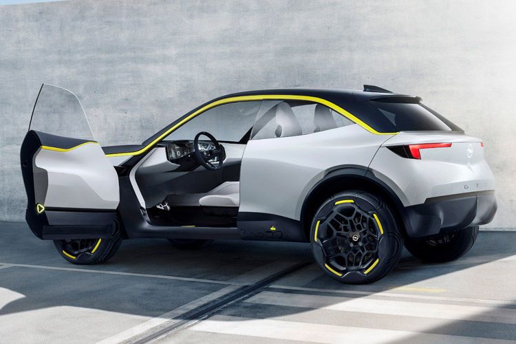 Um den SUV-Charakter des Fahrzeugs zu betonen, verläuft im unteren Bereich eine Schutzverkleidung um das Auto. (Bild: PSA)