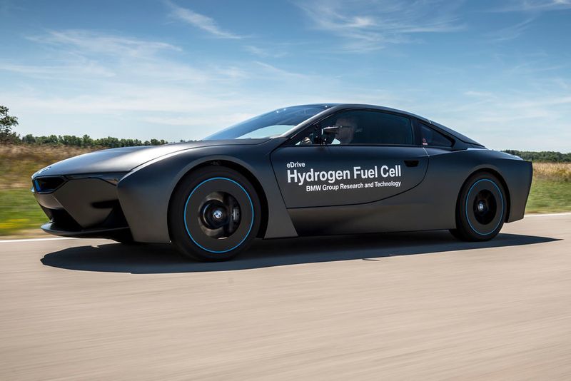 …und einem sportlichen Prototypen. Die Bayern kooperieren dabei mit Toyota, rechnen aber nicht vor 2020 mit eigenen Serienfahrzeugen. (BMW AG)