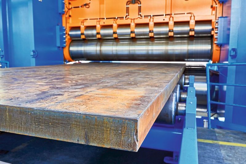 Die weltweit größte Richtmaschine wird 2021 in einer chinesischen Werft erstmals bis zu 4.000 mm breite und bis zu 120 mm dicke Stahlbleche richten. Hydraulik von Bosch Rexroth kommt in der Rekord-Maschine zum Einsatz. (Haeusler AG)