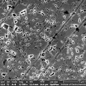 Abbildung 4: REM-Aufnahme einer elektropolierten Spanflanke.(Bild:  Otec)