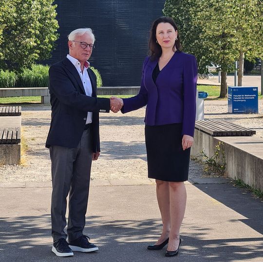 Gemeinsam mit Hartwig Bazzanella, Vorstand des VIRZ e.V., will Proessor Helena Liebelt den Fachkräftemangel in der Datacenter-Branche angehen. Gemeinsam mit Hartwig Bazzanella, Vorstand des VIRZ e.V., will Proessor Helena Liebelt den Fachkräftemangel in der Datacenter-Branche angehen.