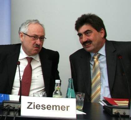 Michael Ziesemer, Vorstandsmitglied des ZVEI-Fachverbandes Automation und Vorsitzender des Fachbereichs Messtechnik und Prozessautomatisierung: „Der konjunkturelle Einbruch in der Prozessautomatisierung ist massiv, aber doch geringer als in vielen anderen Bereichen des Investitionsgütersektors. Der Grund dafür liegt darin, dass die Projekte in der Prozessautomatisierung zu einem Teil von langfristigen Trends getrieben sind.“ (Archiv: Vogel Business Media)