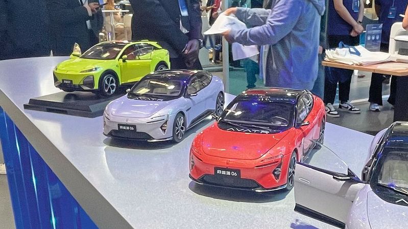 Viele Verbraucher nehmen Fahrzeuge chinesischer Marken (im Bild Modelle des Changan-Konzerns) in Medien und im Straßenverkehr deutlich wahr. Wenn es um einen Kauf geht, bleiben viele aber zurückhaltend, wie der neue DAT-Report 2026 zeigt.(Bild:  Grimm – VCG)