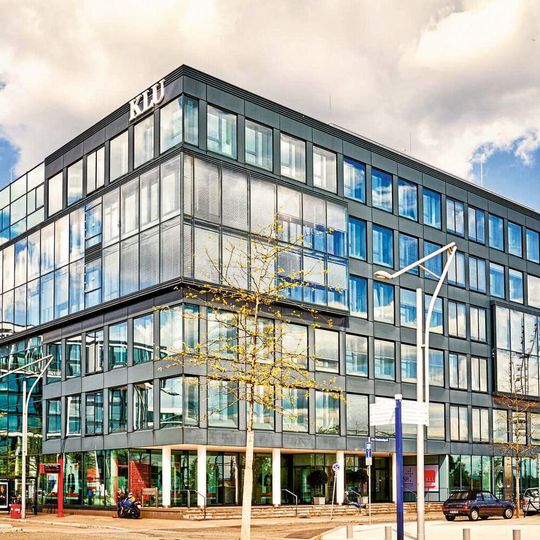 Die staatlich anerkannte Kühne Logistics University (KLU): Die wissenschaftliche Hochschule für Logistik und Unternehmensführung ist eine private Hochschule mit Sitz in der Hamburger HafenCity. Die Forschung konzentriert sich auf die Schwerpunkte Sustainability, Digital Transformation und Creating Value in den Bereichen Transport, globale Logistik und Supply Chain Management. Die staatlich anerkannte Kühne Logistics University (KLU): Die wissenschaftliche Hochschule für Logistik und Unternehmensführung ist eine private Hochschule mit Sitz in der Hamburger HafenCity. Die Forschung konzentriert sich auf die Schwerpunkte Sustainability, Digital Transformation und Creating Value in den Bereichen Transport, globale Logistik und Supply Chain Management.