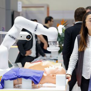 ... Robotersysteme für den medizinischen Einsatz sowie medizinische Ausrüstung und Geräte, z. B. für Operationssäle gezeigt.(Bild:  Messe Düsseldorf / Tillmann)