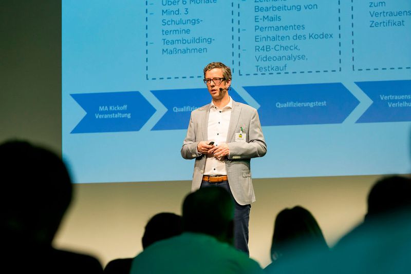 Philipp Kohlhoff, Gebrauchtwagenverkaufsleiter bei Riller & Schnauck in Berlin, stellte dem Publikum die selbstentwickelte Gebrauchtwagenmarke „Vertrauenswagen“ vor. (Stefan Bausewein)