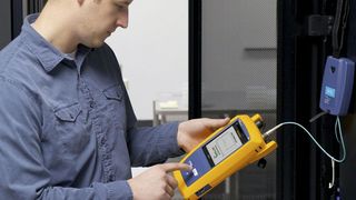 Glasfaserverbindung: Ein durchschnittliches Rechenzentrum enthält tausende von Glasfaser-Links. Dabei steigen die Anforderungen an die Einfügedämpfung. Profis setzen auf die 1-Jumper-Referenz. (Fluke Networks)