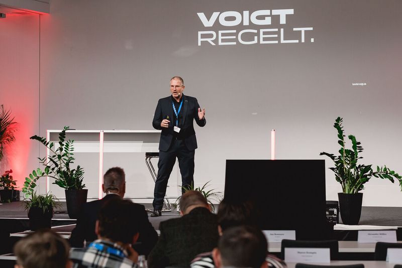 Jörg Rüberg, Rechtsanwalt bei der Kanzlei Voigt, vermittelte im Rahmen seines Vortrags, wie sich Werkstätten gegen Rechnungskürzungen wehren können, die Versicherer mittels automatisiert erstellter Prüfberichte versuchen durchzusetzen.  (Bild: Stefan Bausenwein)