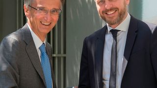 Ermanno Rondi (l.), CEO von Incas, und Benno Reichmuth, CEO South West Europe bei SSI Schäfer, bekräftigen die Übernahme per Handschlag. (SSI Schäfer)
