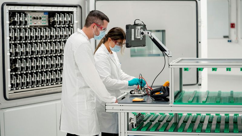 Im VW-Werk Salzgitter werden künftig in vier Laboren rund 250 Mitarbeiter zur Entwicklung von eigenen Batteriezellen forschen. Im VW-Werk Salzgitter werden künftig in vier Laboren rund 250 Mitarbeiter zur Entwicklung von eigenen Batteriezellen forschen.