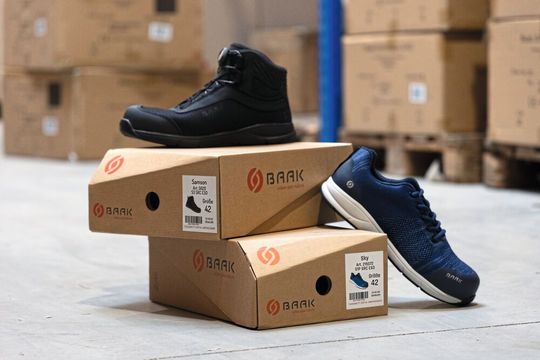 Der „unbox your nature“-Karton von Baak wird nachhaltig produziert, ebenso wie der darin enthaltene Sicherheitsschuh. Dieser enthält das Baak Go&Relax-System und wird mit nachhaltiger Lederproduktion und schadstofffreien Textilien hergestellt.(Bild:  Baak)