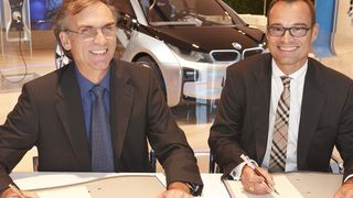 Ökostrompakt für Elektrofahrzeuge: Naturstrom-Vorstandssprecher Thomas Banning (links), und Cosmas Asam, Leiter Kooperationen bei BMW, bei der Vertragsunterzeichnung in München (Bild: BMW)